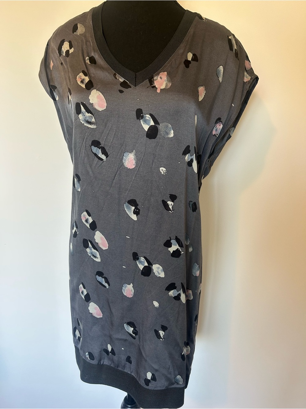YAYA Gray V-Neck Women's Top with Abstract Pink & Black Spots